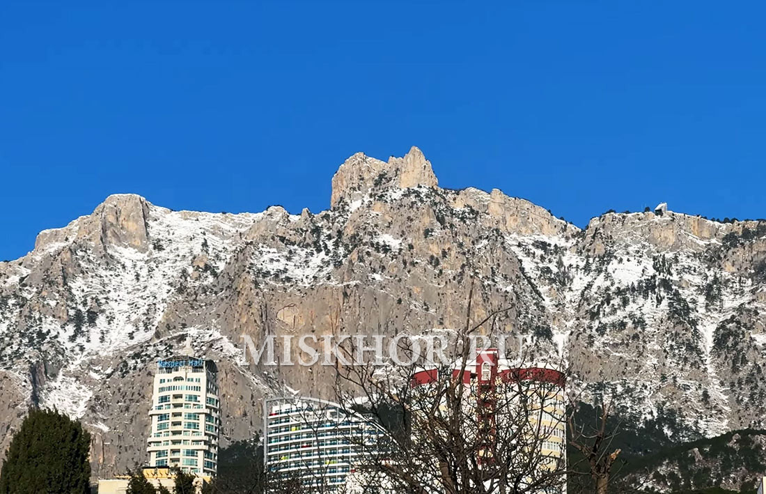 Вид на ай-петри со смотровой площадки мисхорского парка, февраль 2026