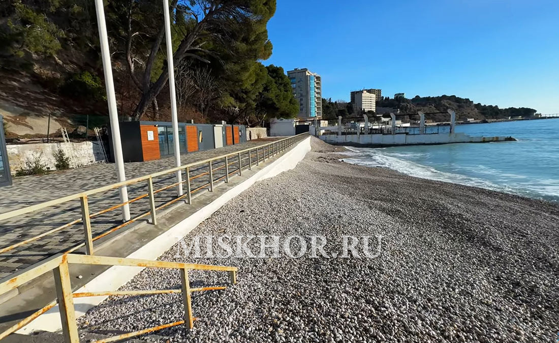 Восточный край мисхорской набережной - теперь зона пляжей "массандра", в фирменном стиле, февраль 2026