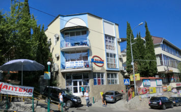 Мисхор, алупкинское шоссе площадь и магазины, бюджетные цены на продукты, сентябрь 2014 Мисхор, алупкинское шоссе 26, площадь с магазинчиками